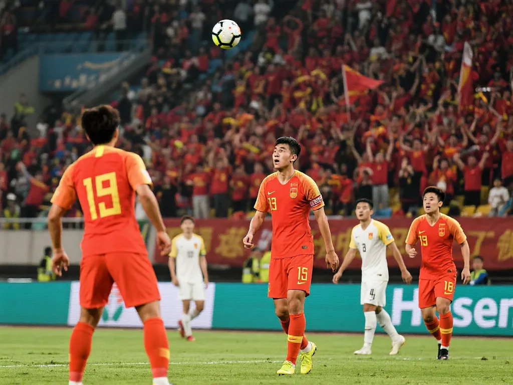 悬崖边的呐喊：国足世预赛，球迷心底的声音